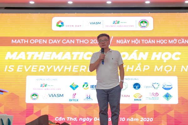 GS Ngô Bảo Châu thích thú khi chịu thua câu hỏi của học sinh yêu Toán miền Tây